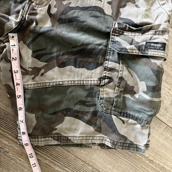 Wrangler Men's Size 38 Camo Cargo Shorts | Green Relaxed Fit Outdoor Utility - Picture 7 of 9